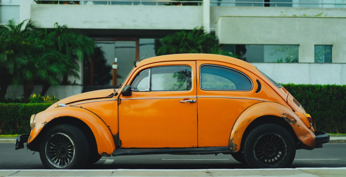 Zabytkowy samochód - pomarańczowy garbus